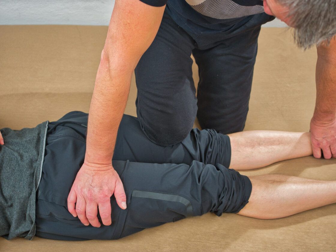 Einsatz von Knie und Ellbogen bei der Thaimassage